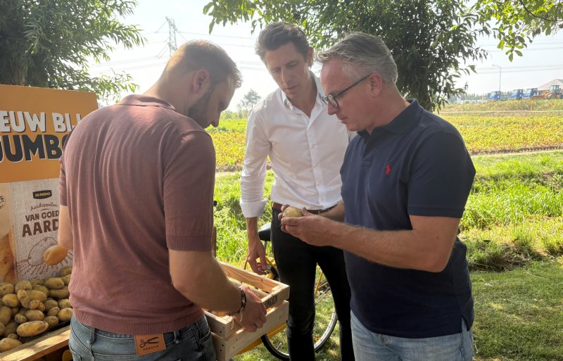Jeroen Klompe (rechts) geeft uitleg aan supermarktondernemer Jeroen Lemkes en Tim Hehenkamp van Jumbo.