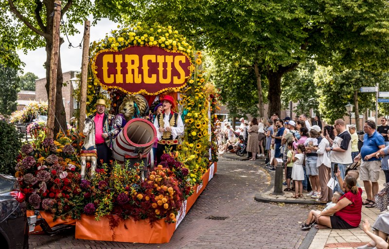 De Flower Parade in Rijnsburg wordt voor de 78ste keer gehouden.