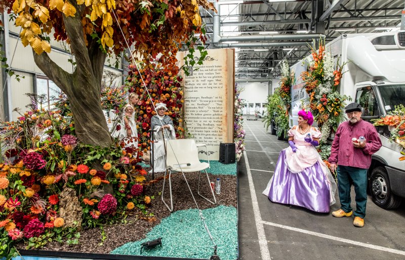 Alle praalwagens worden vooraf getekend door het creatieve team van de Flower Parade Rijnsburg.