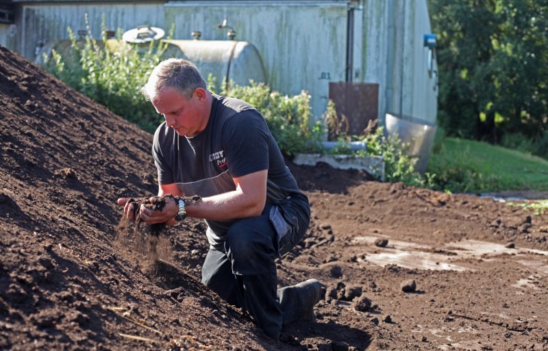 Akkerbouwer Germ Germs krijgt zijn handen niet vies van de wormencompost.