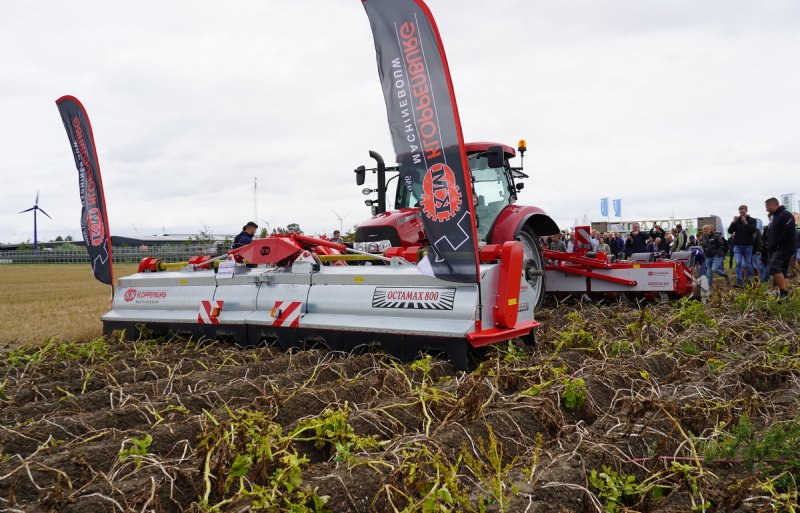 Een van de blikvangers was de achtrijige Octamax-loofklapper in combinatie met de looftrekker Agriwing van Kloppenburg.