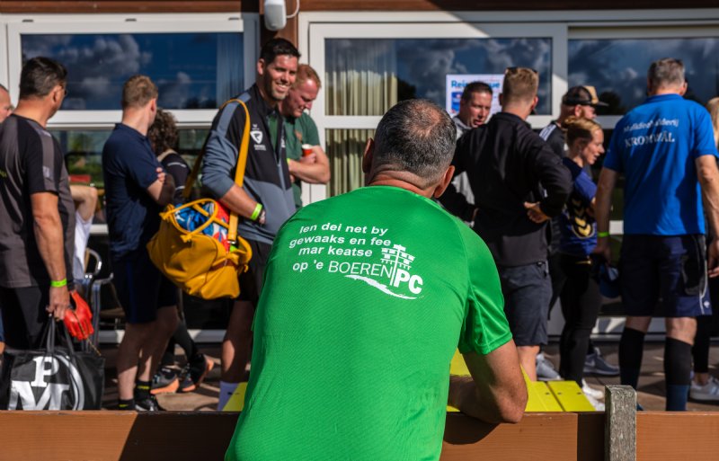 Alle deelnemers kregen een groen T-shirt van de organisatie.