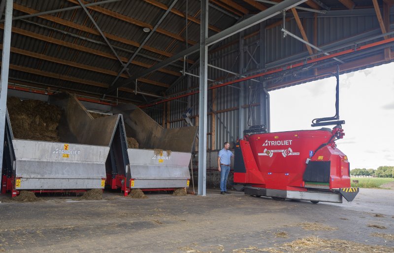 Het automatische voersysteem Triomatic van Trioliet haalt het voer uit bunkers.