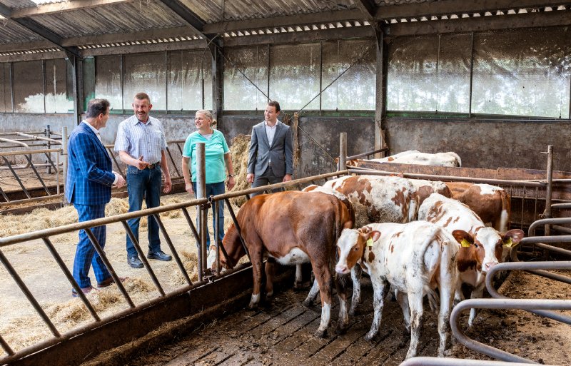 De familie Boer krijgt advies van De Koning en Partners Makelaars in Wilnis.