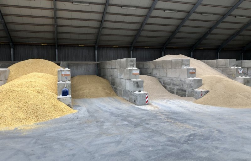 Opslagplaatsen met vers geoogste granen.