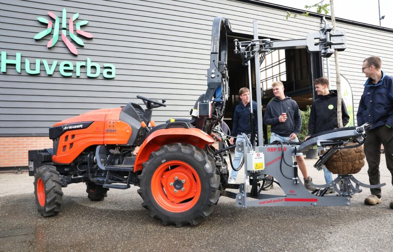 De machine van ODV Techniek werkt met een voorgevormde jutezak, waarna de draadkorf eromheen wordt gewikkeld.