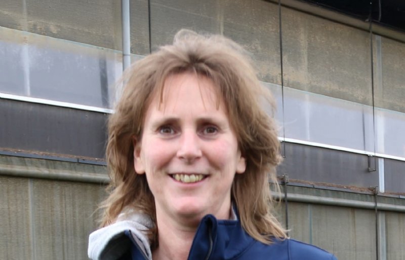 Paula Nijkamp heeft al tien jaar zonnepanelen op haar pluimveebedrijf in het Overijsselse Stegeren.