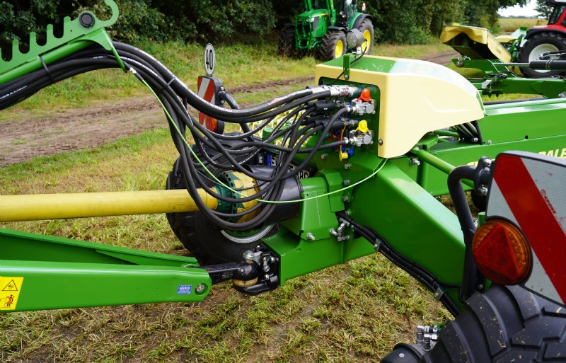 Krone is een van de eerste Noord-Europese merken die een fabriekscombinatie bouwt met een verzwaarde TC880-rotorhark met middenafleg en daar een rondebalenpers aan koppelt.