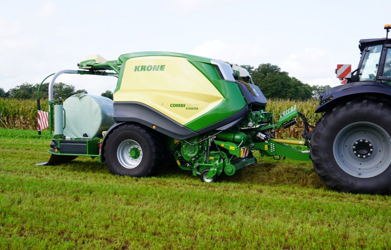Het wielstel stuurt automatisch links en rechts van het zwad voor de beste baalvulling.