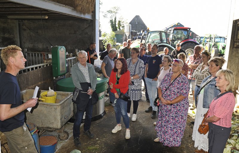 Er wordt aandachtig geluisterd tijdens de rondleiding op bedrijf Ursem-Zuurbier.
