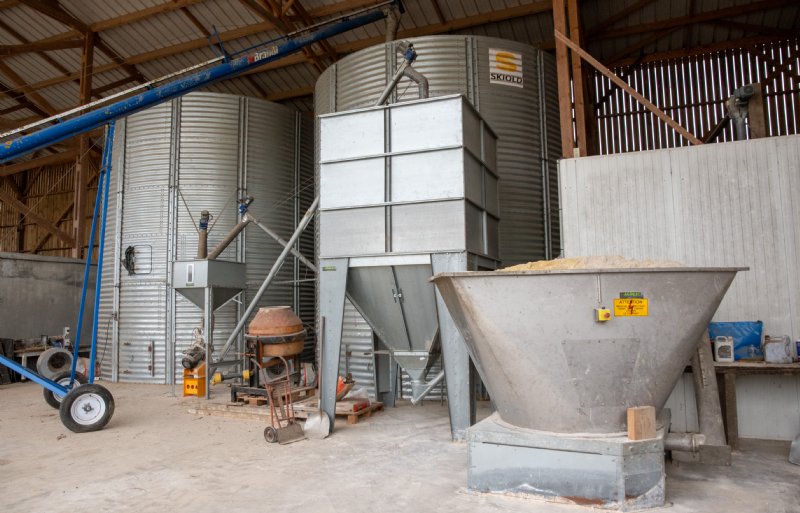 De maal- en menginstallatie voor het zelfgeteelde voer.
