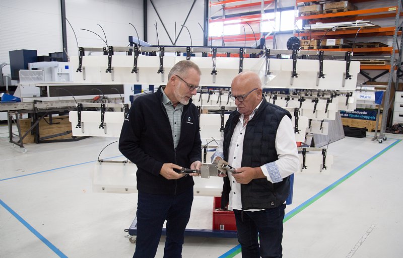 Directeur Denick Murraij en oprichter Harrie Hoeben van Wingssprayer in gesprek op de productielocatie in Nederweert.