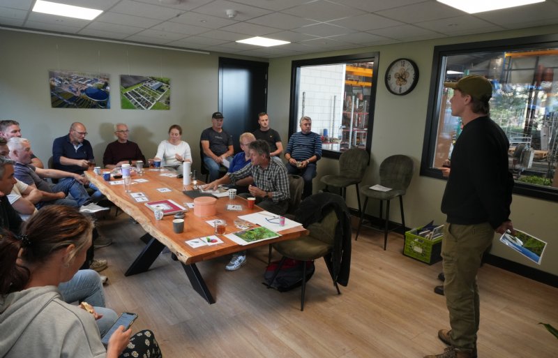 In de kantine van Ton Manders in Gemert bespreken telers biologische bestrijding.