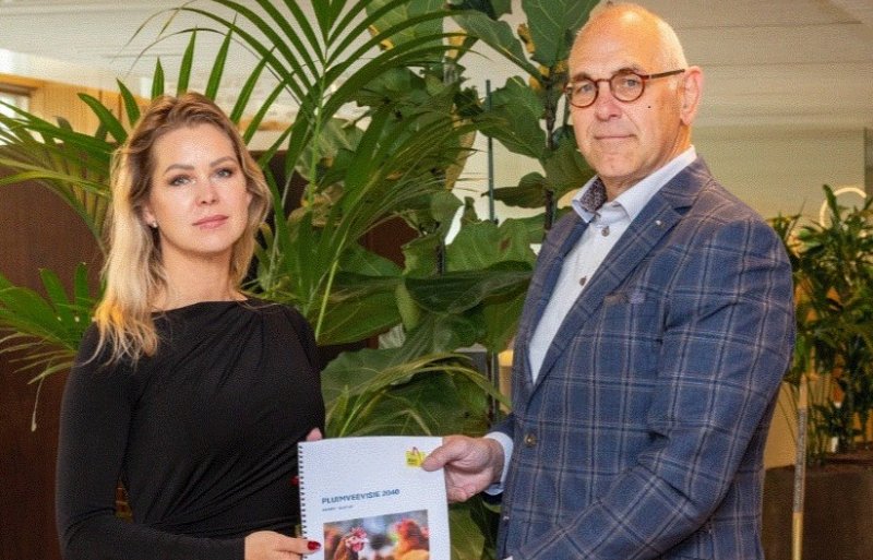 AVINED-voorzitter Kees de Jong overhandigt de Pluimveevisie 2040 aan landbouwminister Femke Wiersma.