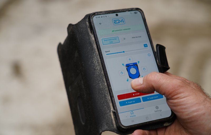 De voeraanschuifrobot is geheel via
een app te bedienen, in te stellen en
te besturen.