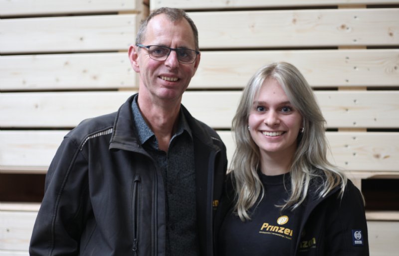 Eigenaar Anno Prinzen (links) en zijn dochter en beoogd bedrijfsopvolger Bhodi Prinzen.