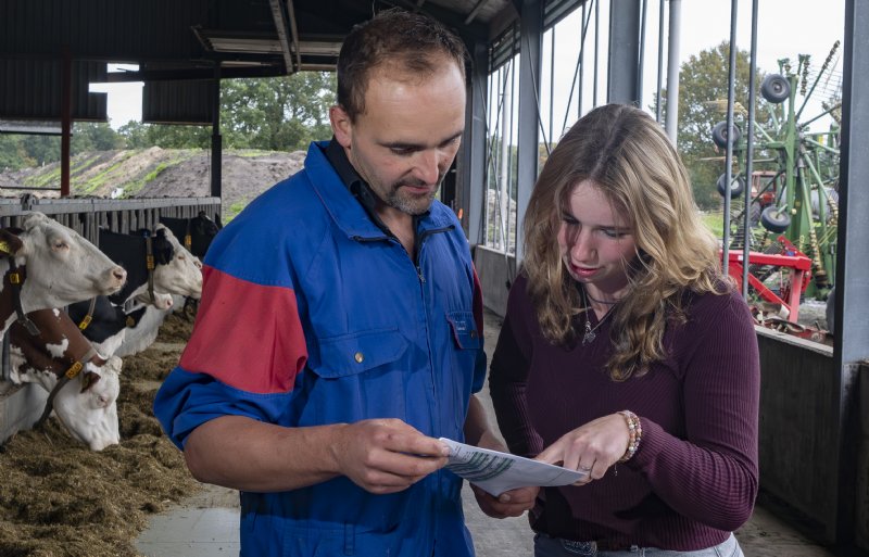 Melkveehouder Herbert Meuleman begeleidt Evanne Wolsink door het delen van zijn gegevens en visie.