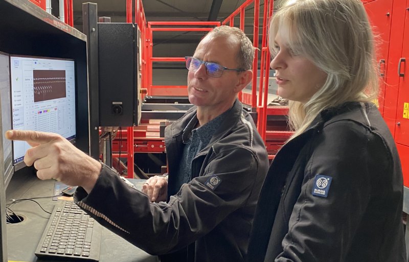 Anno (links) en dochter Bhodi Prinzen bespreken de resultaten die de optische sorteermachine laat zien.