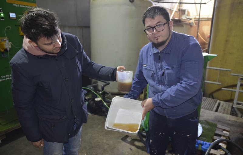 Christian Kooijenga (links) houdt de dunne fractie vast en Jorge Almendros het loosbare water.