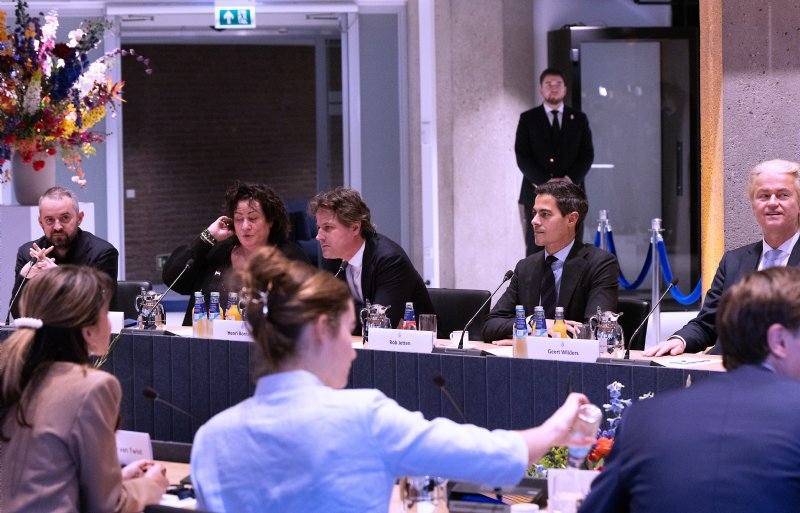 Fractievoorzitters voor een overleg over de formatie, waarbij oud-D66-minister Wouter Koolmees werd aangewezen als verkenner.