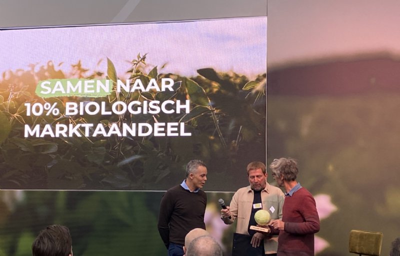 De bekende tv-presentator Harm Edens (midden) was dinsdag tijdens de 'Dag van de biologische doorbraak' de gespreksleider.