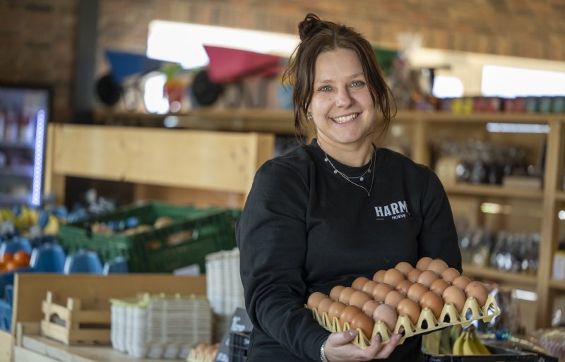 Op Harm's Hoeve wordt alles zelf geproduceerd en verkocht: van varkensvlees, rundvlees en kip tot eieren. Alles ligt in de eigen boerderijwinkel.