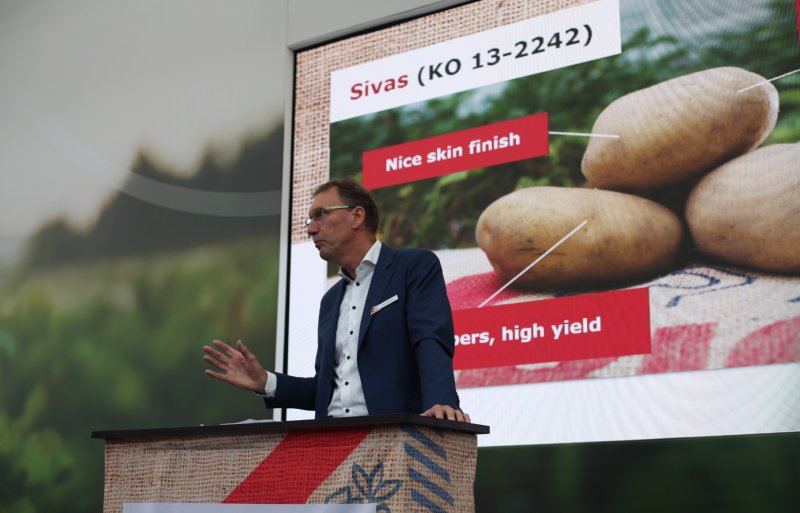 Directeur Peter Oldenkamp van Agrico Research spreekt de zaal toe.