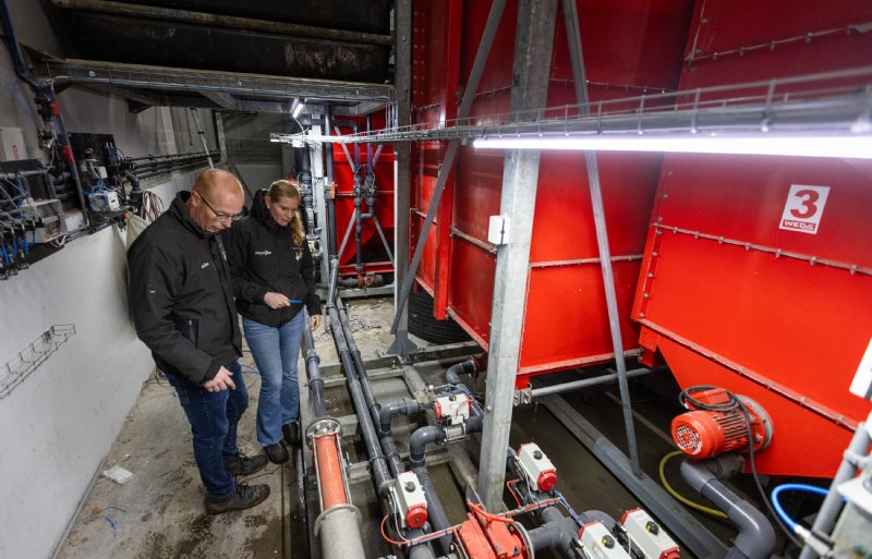 Broer en zus Wiebe en Marijke in 't Hout in de nieuwe voerkeuken.
