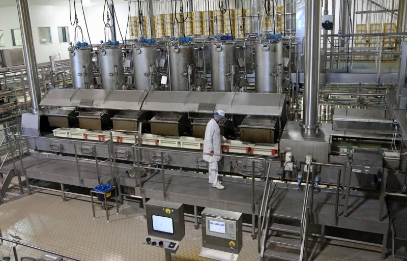 Een overzicht van de moderne kaasmakerij in Workum.