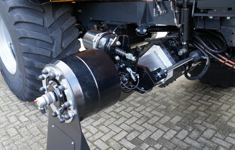 Het opvallendst is de schuifas met ADR-wielaandrijving. De voorste wielen komen zo buiten het trekkerspoor te lopen en leveren via de eigen hydrauliek op de tank ook nog eens tractie tot een snelheid van 19 kilometer per uur.