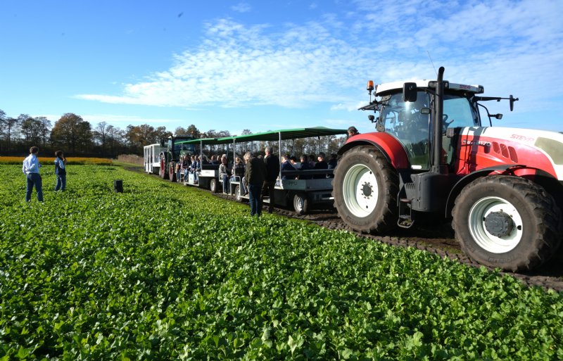 Uitleg aan bezoekers bij de opening van de Boerderij van de Toekomst.