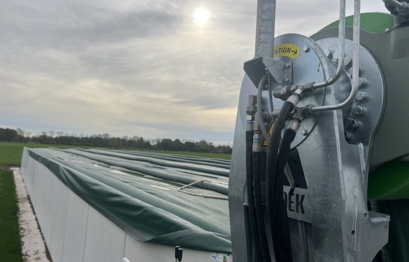 Het afdekken van de lasagnekuil kan hydraulisch en is vanaf één plateau te bedienen.