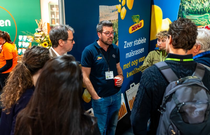 Sander Uwland, crop advisor mais bij Bayer, vertelt op de RMV over Dekalb, het wereldwijd opererende zadenmerk dat sinds 2018 bij Bayer is ondergebracht.