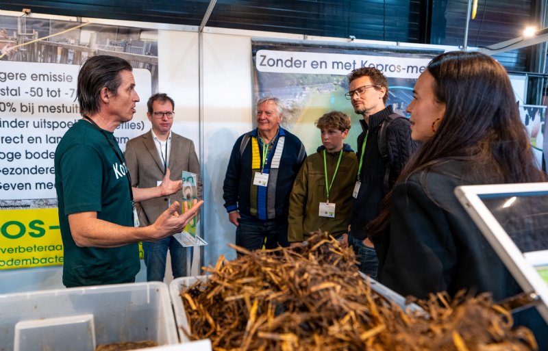 Directeur Oscar van Nunen van Novus AgroEcology vertelt op de RMV over de mestverbeteraar Kopros. Directeur André Hoogendijk van BO Akkerbouw begeleidt de Akkerbouwroute.