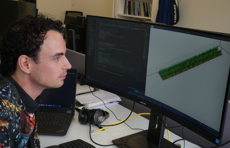 Onderzoeker David Kottelenberg van Wageningen University & Research gebruikt computermodellen om gewasgroei en onkruidonderdrukking te voorspellen.