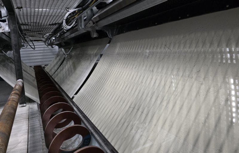 Frequente afvoer van de vaste mest met een schroefvijzel bij de Moving Floor.