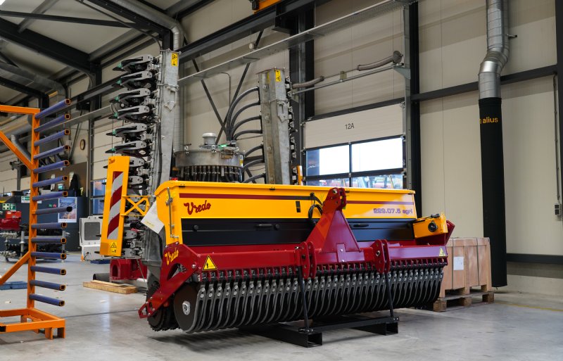 De Vredo-doorzaaimachine 229.07.5 Agri is verkrijgbaar met een werkbreedte van 2,5 of 2,9 meter.