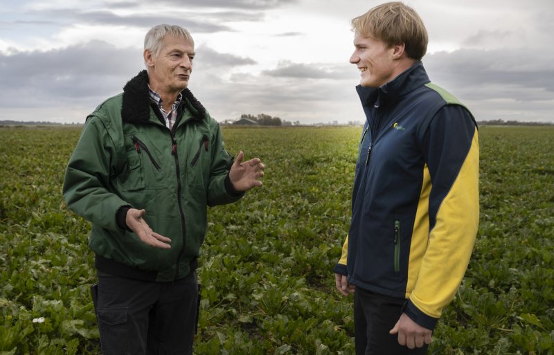 Akkerbouwer Peter Berghuis uit het Groningse Kloosterburen spreekt met Diether de Jong, specialist akkerbouw bij Agrifirm, over fosfaat.