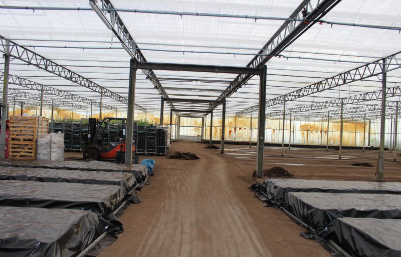 In de opgebouwde kas staat alweer plantmateriaal voor het komende teeltseizoen.