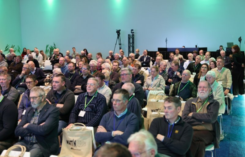 Geïnteresseerden luisteren geconcentreerd naar de sprekers tijdens het Agrarisch Energiecongres 2025.