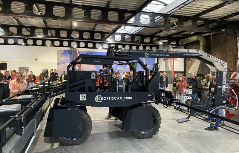 De optische aardappelselectierobot Croptiscan in de showroom bij Weevers Mechanisatie in het Flevolandse Swifterbant.