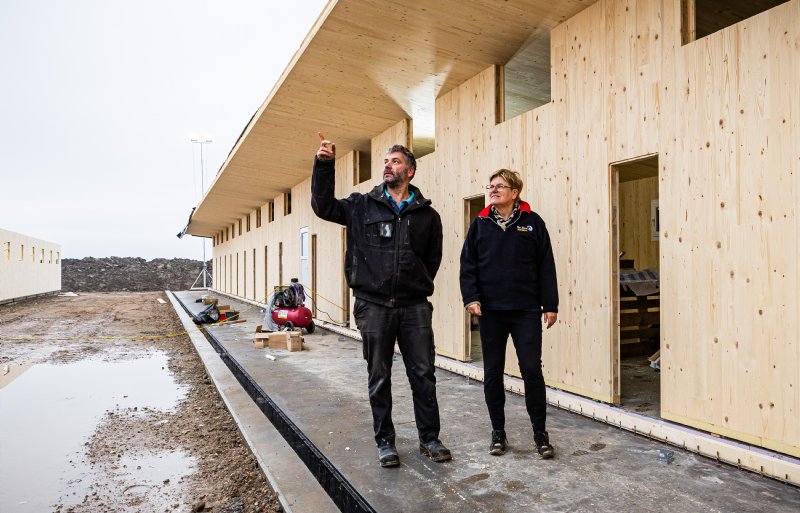Annechien ten Have en haar zoon Detmer bij de nieuwe units voor dragende en kraamzeugen.