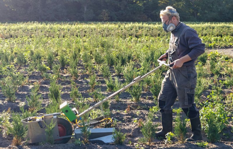 'Wij willen zo min mogeliijk gewasbeschermingsmiddelen gebruiken', zegt Jort. Hij werkt daarom veel met een kleine machine met LVS-techniek
(Laag Volume Spuitsysteem). Foto: Gerben van den Broek