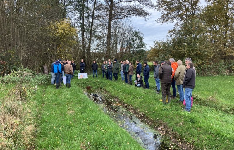 De excursie begon bij melkveehouder Jan Willem Donselaar die een stuw in zijn sloot heeft geplaatst.