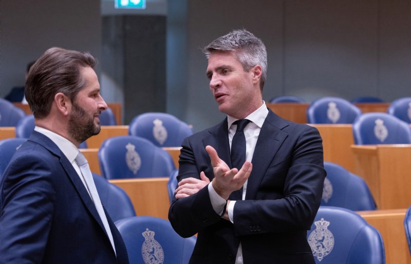 Jan Arie Koorevaar (rechts) in gesprek met André Flach (SGP). Het minderheidskabinet heeft zeker tien zetels nodig voor een meerderheid.