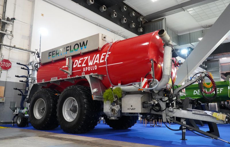 De Belgische fabrikant Dezwaef heeft het Fertiflow-systeem ontwikkeld, dat bestaat uit een extra tank op een mesttank.