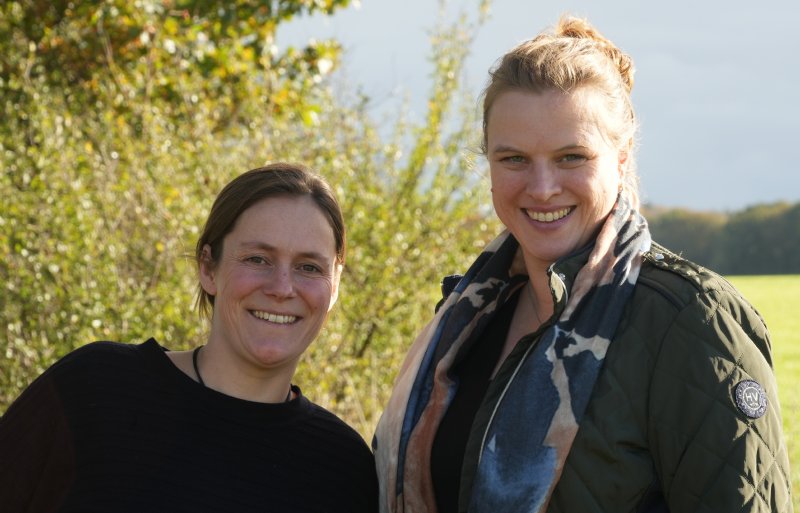 Saskia Wiegers (links) en Hanneke Kraaijenveld van Marb Consultancy stonden de fruittelers bij.