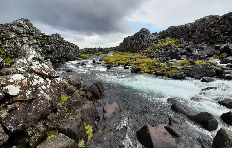 Door het vulkanische landschap stromen overal rivieren, die onbeperkte hoeveelheden waterkracht leveren.