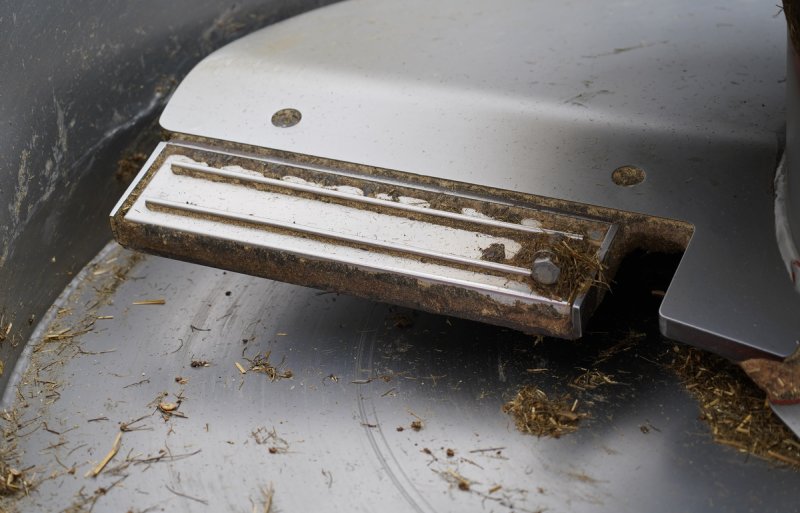 Schoone monteert zowel bij horizontale als verticale vijzels een opgeschroefde magneet of eentje waarvoor hij een uitsnede in de uitwerpvleugel slijpt.