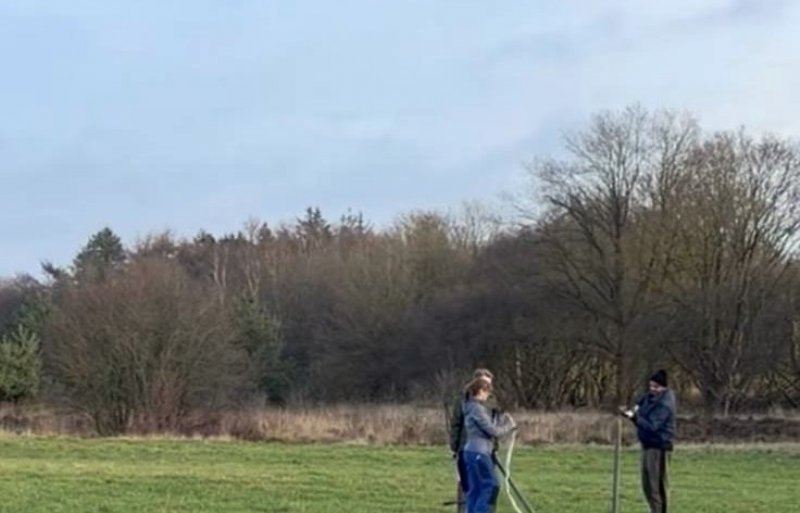 Het nieuwe raster van schapenhouder Henry Hoiting wordt geplaatst.